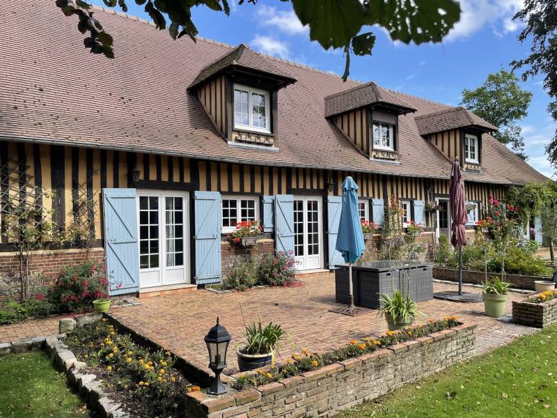 BELLE MAISON NORMANDE EN COLOMBAGES 7 CHAMBRES A 10 MINUTES D'YVETOT ET DE SA GARE DIRECTE POUR ROUEN OU PARIS