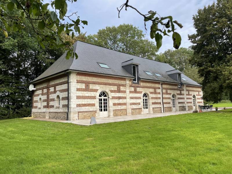 ELEGANTE DEMEURE NORMANDE EN PIERRES BRIQUES ET SILEX A 5 MINUTES DE TOUS LES COMMERCES ET GARE