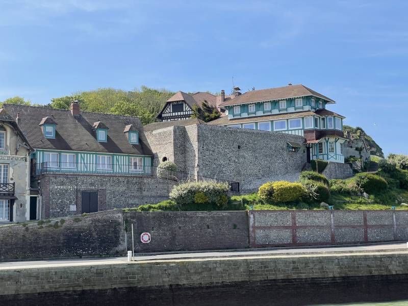 EXCEPTIONNEL NID DE MOUETTE VUE MER ET PORT DE PLAISANCE POUR CET ENSEMBLE IMMOBILIER NORMAND CLOS DE MURS