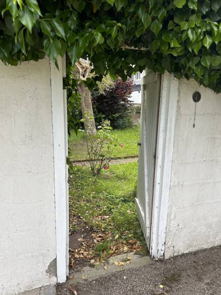 EXCLUSIVITE ADORABLE MAISON NORMANDE DE VILLAGE AVEC SON JARDIN CLOS DE MURS PROCHE DE LA PLAGE DES PETITES DALLES