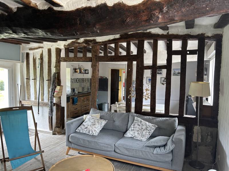 EXCLUSIVITE ADORABLE MAISON NORMANDE DE VILLAGE AVEC SON JARDIN CLOS DE MURS PROCHE DE LA PLAGE DES PETITES DALLES