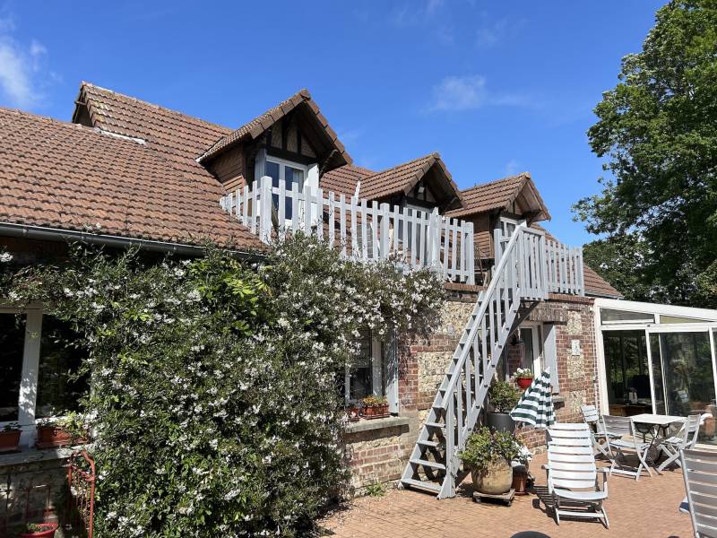 JOLIE MAISON EN BRIQUES ET SILEX AVEC PISCINE COUVERTE ET VUE SUR LA CAMPAGNE DANS UN ENVIRONNEMENT CALME AUX PORTES D’ETRETAT