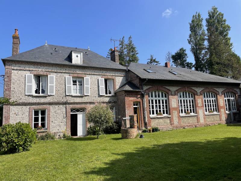 EXCLUSIVITÉ CHARMANTE ANCIENNE ÉCOLE PRIVÉE DE VILLAGE DE BORD DE MER A RÉNOVER PROCHE COMMERCES ET PLAGE DES PETITES DALLES