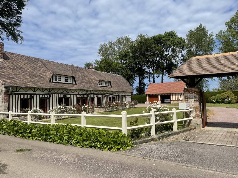 BEL ENSEMBLE NORMAND AVEC JARDIN ET PRAIRIE DE 4.900 M2 ENTRE LES PLAGES DE VEULETTES SUR MER ET DE SAINT VALERY EN CAUX