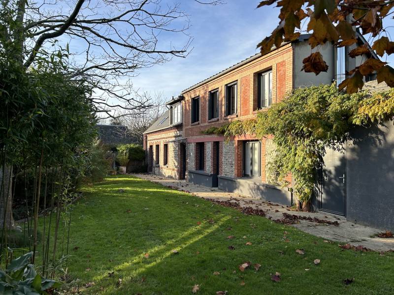 EXCLUSIVITE MAISON BRIQUES ET SILEX PROCHE PLAGE ET COMMERCES 7 PIÈCES NORMANDIE COTE D'ALBATRE DANS STATION BALNEAIRE