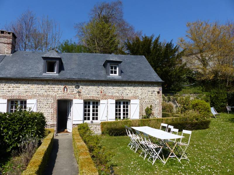 EXCLUSIVITÉ RAVISSANTE MAISON DE VILLAGE COTIER RÉNOVÉE AVEC GOUT PROCHE PLAGE ET COMMERCES