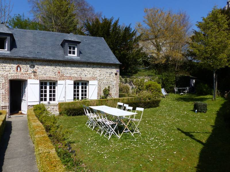 EXCLUSIVITÉ RAVISSANTE MAISON DE VILLAGE COTIER RÉNOVÉE AVEC GOUT PROCHE PLAGE ET COMMERCES