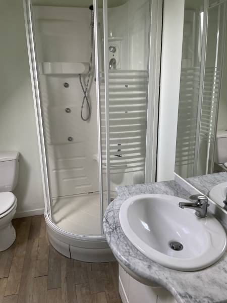 BELLE MAISON DE MAITRE DE VILLAGE COMPRENANT 3 LOGEMENTS PROCHE DE LA PLAGE