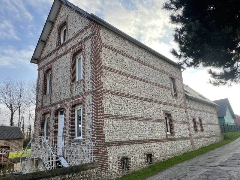 BELLE MAISON DE MAITRE DE VILLAGE COMPRENANT 3 LOGEMENTS PROCHE DE LA PLAGE