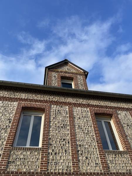 BELLE MAISON DE MAITRE DE VILLAGE COMPRENANT 3 LOGEMENTS PROCHE DE LA PLAGE