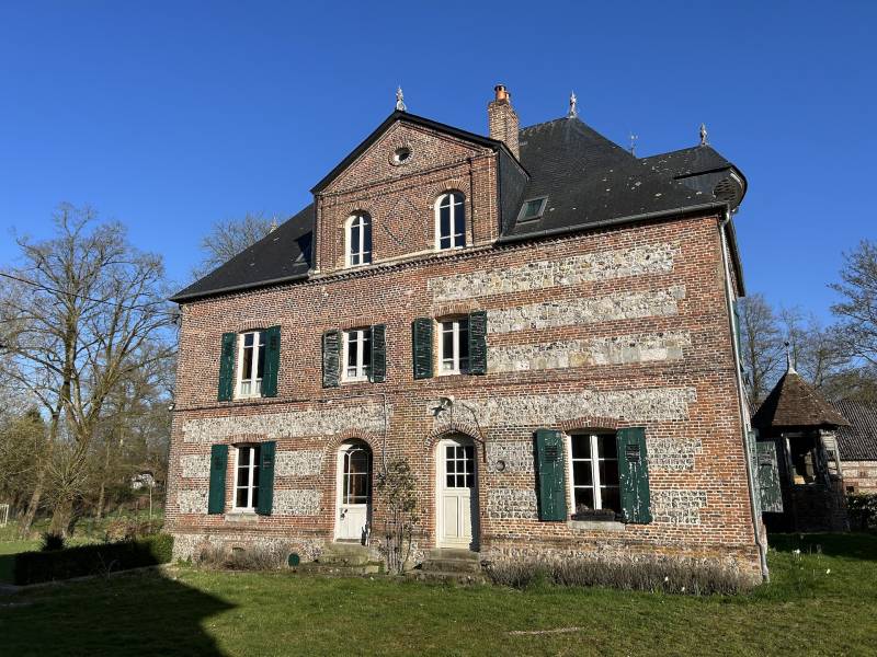 BEAUCOUP DE CARACTÈRE POUR CE MANOIR CAUCHOIS EN BRIQUES, GRES ET SILEX A MOINS DE 20 KILOMÈTRES DES PLAGES DE LA CÔTE D’ALBÂTRE