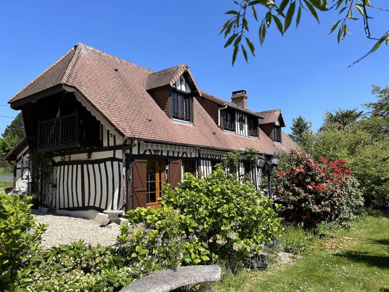 LONGÈRE NORMANDE EN COLOMBAGES AVEC JOLI JARDIN À L’ANGLAISE
