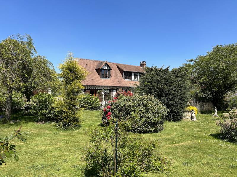 LONGÈRE NORMANDE EN COLOMBAGES AVEC JOLI JARDIN À L’ANGLAISE