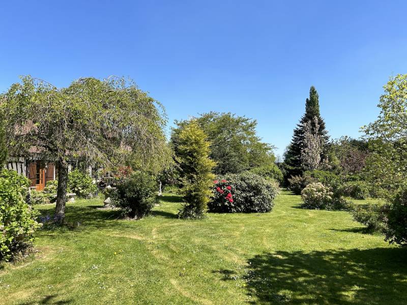 LONGÈRE NORMANDE EN COLOMBAGES AVEC JOLI JARDIN À L’ANGLAISE