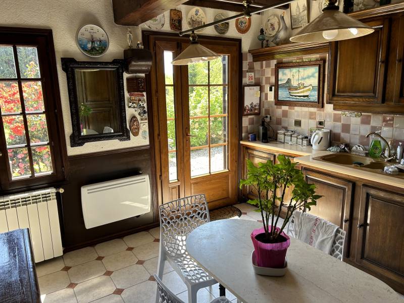 LONGÈRE NORMANDE EN COLOMBAGES AVEC JOLI JARDIN À L’ANGLAISE