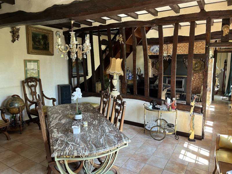 LONGÈRE NORMANDE EN COLOMBAGES AVEC JOLI JARDIN À L’ANGLAISE