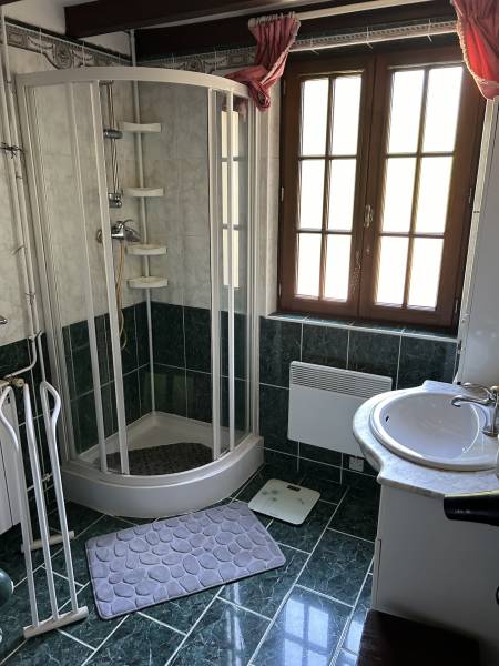 LONGÈRE NORMANDE EN COLOMBAGES AVEC JOLI JARDIN À L’ANGLAISE