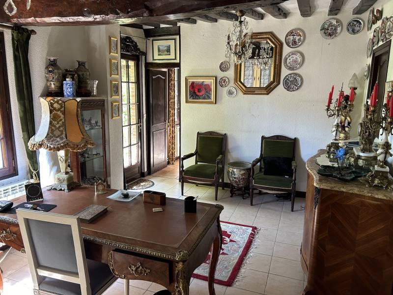 LONGÈRE NORMANDE EN COLOMBAGES AVEC JOLI JARDIN À L’ANGLAISE