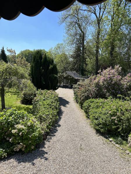 LONGÈRE NORMANDE EN COLOMBAGES AVEC JOLI JARDIN À L’ANGLAISE