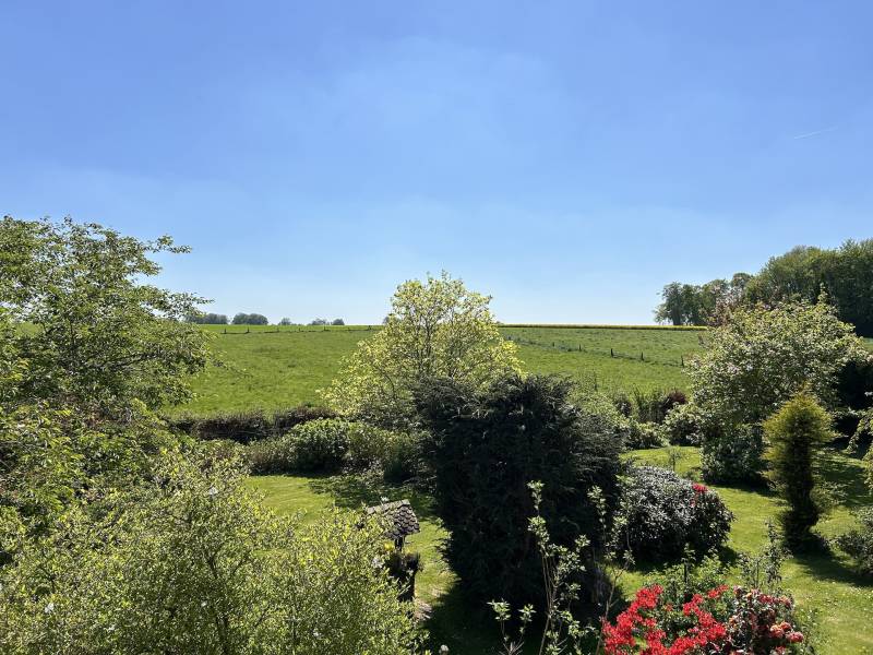 LONGÈRE NORMANDE EN COLOMBAGES AVEC JOLI JARDIN À L’ANGLAISE
