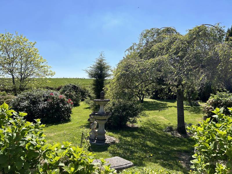 LONGÈRE NORMANDE EN COLOMBAGES AVEC JOLI JARDIN À L’ANGLAISE