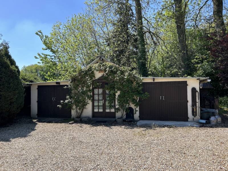 LONGÈRE NORMANDE EN COLOMBAGES AVEC JOLI JARDIN À L’ANGLAISE