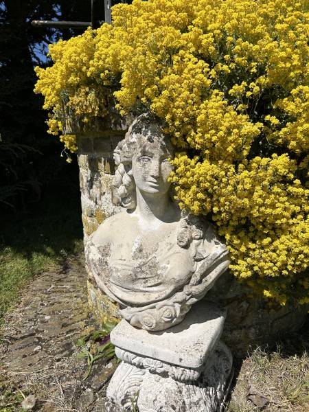 LONGÈRE NORMANDE EN COLOMBAGES AVEC JOLI JARDIN À L’ANGLAISE
