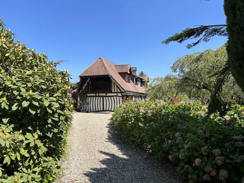LONGÈRE NORMANDE EN COLOMBAGES AVEC JOLI JARDIN À L’ANGLAISE