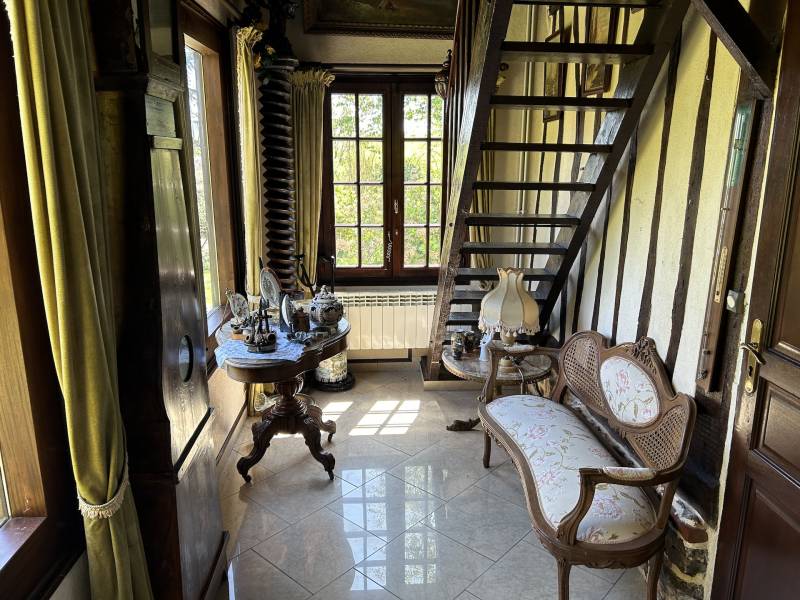 LONGÈRE NORMANDE EN COLOMBAGES AVEC JOLI JARDIN À L’ANGLAISE