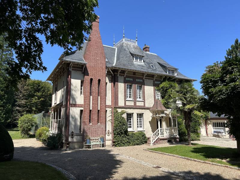 VILLA DES ANNÉES 30 DANS HAMEAU RÉSIDENTIEL PROCHE DU CENTRE VILLE D'UNE CITÉ BALNÉAIRE DYNAMIQUE