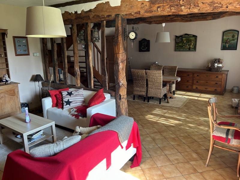 LONGÈRE 7 PIÈCES RÉNOVÉE AVEC GOÛT ENTRE VILLAGE ET CAMPAGNE