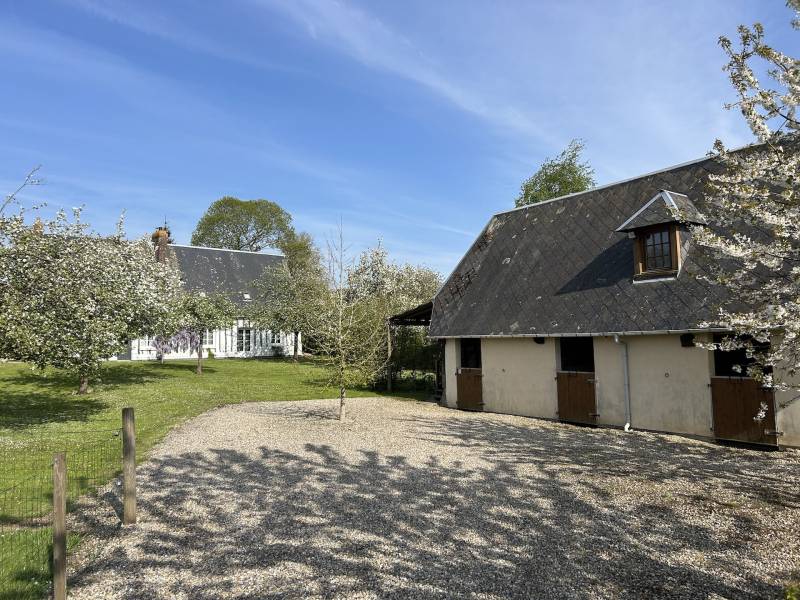 LONGÈRE 7 PIÈCES RÉNOVÉE AVEC GOÛT ENTRE VILLAGE ET CAMPAGNE