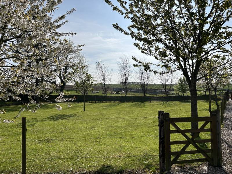 LONGÈRE 7 PIÈCES RÉNOVÉE AVEC GOÛT ENTRE VILLAGE ET CAMPAGNE