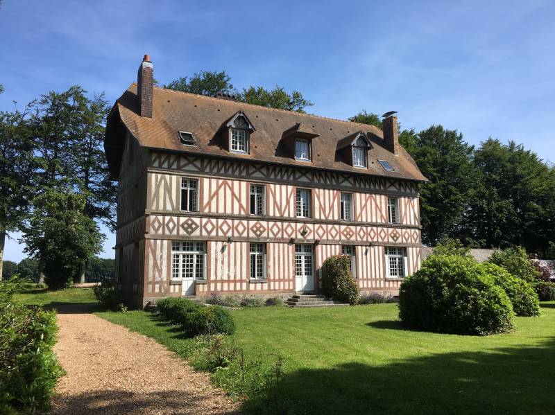 BEL ENSEMBLE IMMOBILIER COMPRENANT MANOIR ET DEUX DEPENDANCES AMÉNAGÉES