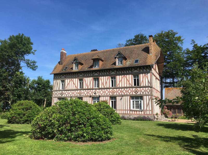 BEL ENSEMBLE IMMOBILIER COMPRENANT MANOIR ET DEUX DEPENDANCES AMÉNAGÉES