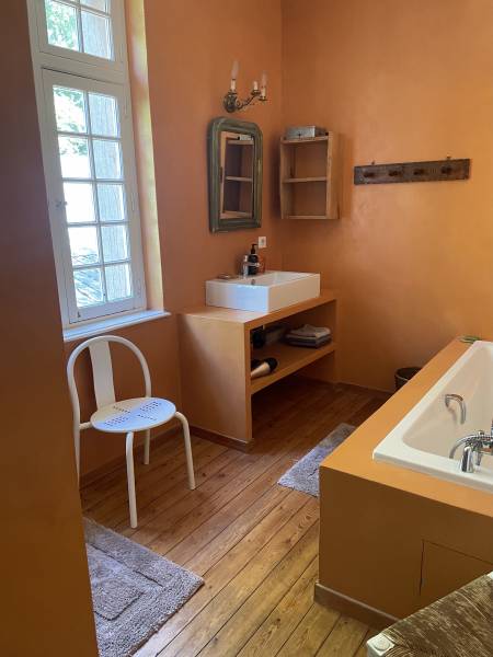 BEL ENSEMBLE IMMOBILIER COMPRENANT MANOIR ET DEUX DEPENDANCES AMÉNAGÉES