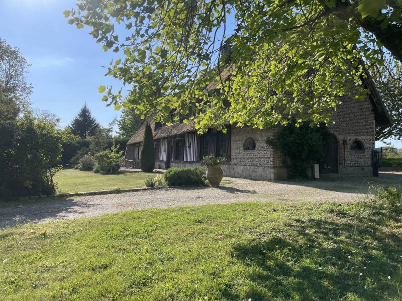 A 5 MINUTES DE LA PLAGE DE SAINT VALERY EN CAUX, GRANDE CHAUMIÈRE 9 PIECES PRINCIPALES SUR JARDIN DE 4.000 M2