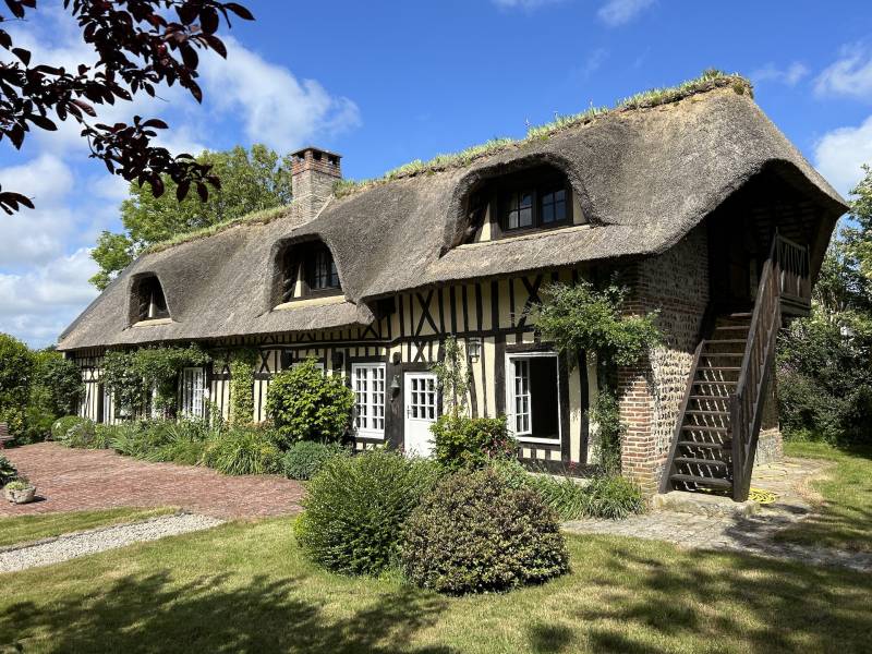 ADORABLE CHAUMIERE PROCHE PLAGE AVEC CHARRETTERIE ET GARAGE SUR 2.450 M2 DE JARDIN PAYSAGER