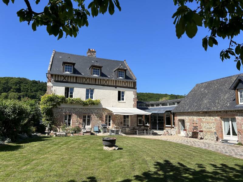 BEAUX VOLUMES DE 500 M2 POUR CETTE MAISON DANS VILLAGE AVEC COMMERCES A 20 MINUTES DES PLAGES