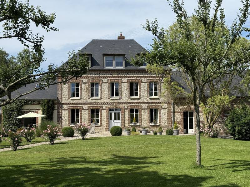 EXCLUSIVITÉ ELEGANTE MAISON DE MAITRE ENTIÈREMENT RESTAURÉE A PROXIMITE IMMÉDIATE DES PLAGES