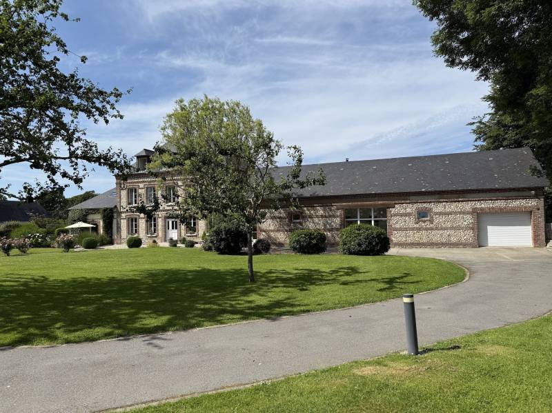 EXCLUSIVITÉ ELEGANTE MAISON DE MAITRE ENTIÈREMENT RESTAURÉE A PROXIMITE IMMÉDIATE DES PLAGES