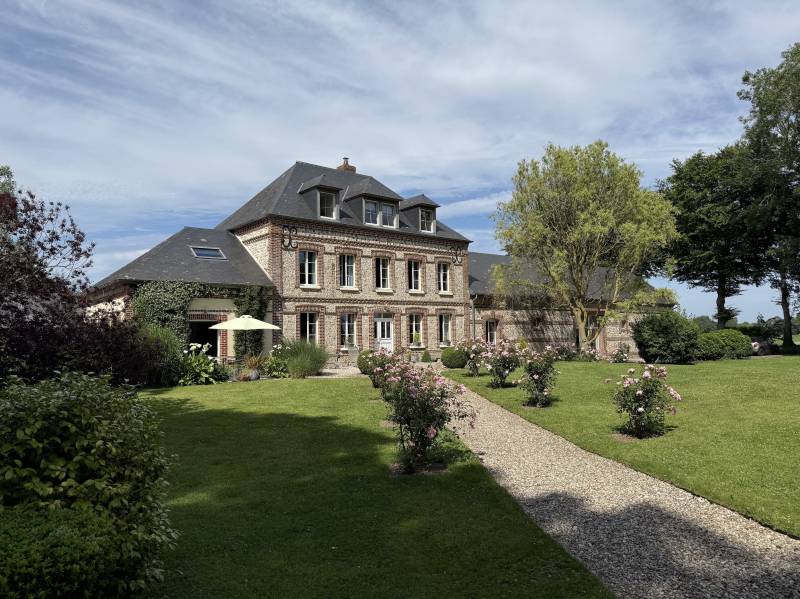 EXCLUSIVITÉ ELEGANTE MAISON DE MAITRE ENTIÈREMENT RESTAURÉE A PROXIMITE IMMÉDIATE DES PLAGES
