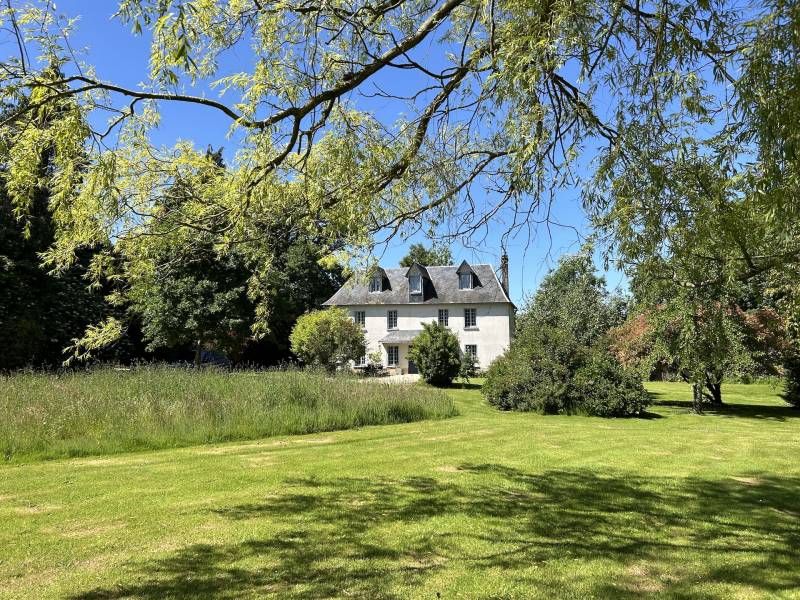 BEL ENSEMBLE COMPRENANT MAISON DE MAITRE ET SA GRANDE DÉPENDANCE DE 140 M2 SUR 7.000 M2 PROCHE VEULES LES ROSES
