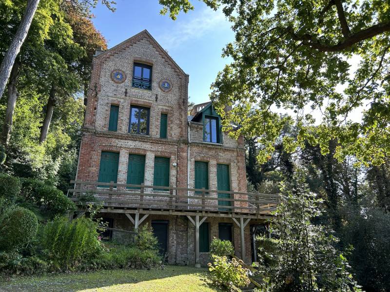 ÉLÉGANT CASTEL DE BORD DE MER PROCHE DE LA PLAGE AVEC VUE SUR MER ET VILLAGE
