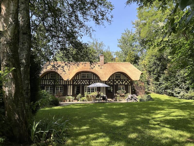 ADORABLE CHAUMIÈRE AU CALME ABSOLU DANS UN ENVIRONNEMENT BOISÉ ET VALLONNÉ