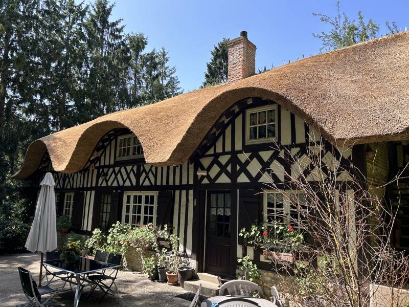 ADORABLE CHAUMIÈRE AU CALME ABSOLU DANS UN ENVIRONNEMENT BOISÉ ET VALLONNÉ