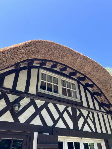 ADORABLE CHAUMIÈRE AU CALME ABSOLU DANS UN ENVIRONNEMENT BOISÉ ET VALLONNÉ