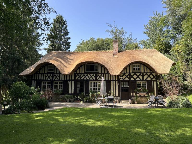 ADORABLE CHAUMIÈRE AU CALME ABSOLU DANS UN ENVIRONNEMENT BOISÉ ET VALLONNÉ