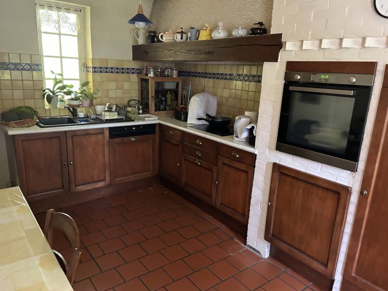 ADORABLE CHAUMIÈRE AU CALME ABSOLU DANS UN ENVIRONNEMENT BOISÉ ET VALLONNÉ