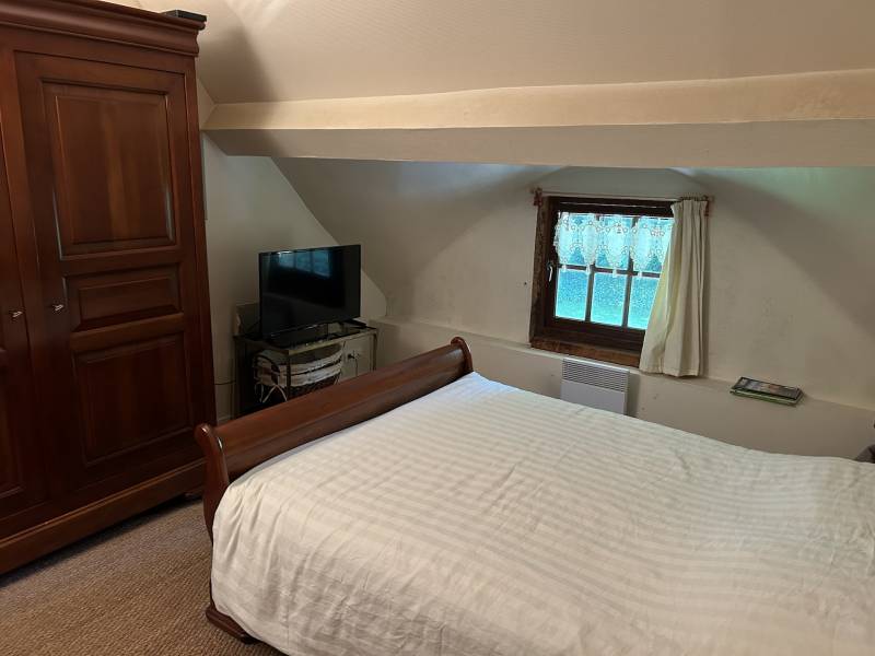 ADORABLE CHAUMIÈRE AU CALME ABSOLU DANS UN ENVIRONNEMENT BOISÉ ET VALLONNÉ